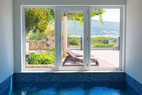 Apartment ROYAL 1 with pool and jacuzzi