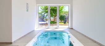 Apartment ROYAL 2 with pool and jacuzzi