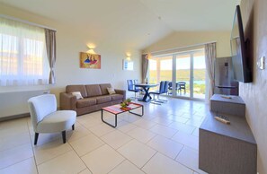TV - Apartment ROYAL 2 with pool and jacuzzi (Kornić)