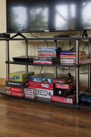 Game room - GrandView Cabin|Sleeps10|Close to LL and Chimney R (Mill Spring)