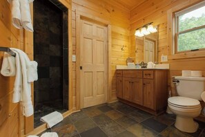 Shower, hair dryer, towels, shampoo - GrandView Cabin|Sleeps10|Close to LL and Chimney R (Mill Spring)