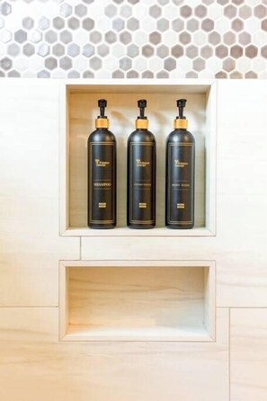 Badewanne, Haartrockner, Handtücher, Shampoo