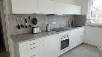 Køleskab, ovn, kogeplade, opvaskemaskine