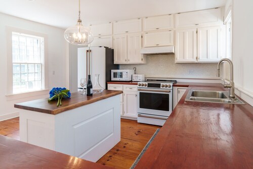 Spacious 5 BR, 4 BA home, a block fr Harbor, near World Class dining, shopping