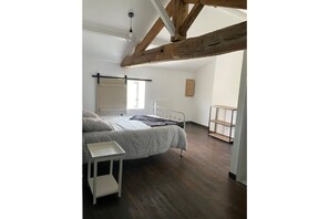 5 quartos, ferros/tábuas de passar roupa, berço de viagem