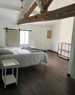 5 quartos, ferros/tábuas de passar roupa, berço de viagem