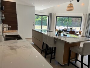 Frigorífico, microondas, horno y placa de cocina