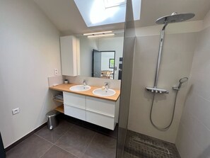 Combinazione doccia/vasca, asciugacapelli, asciugamani, sapone