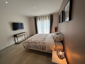 4 bedrooms, desk, iron/ironing board, free WiFi