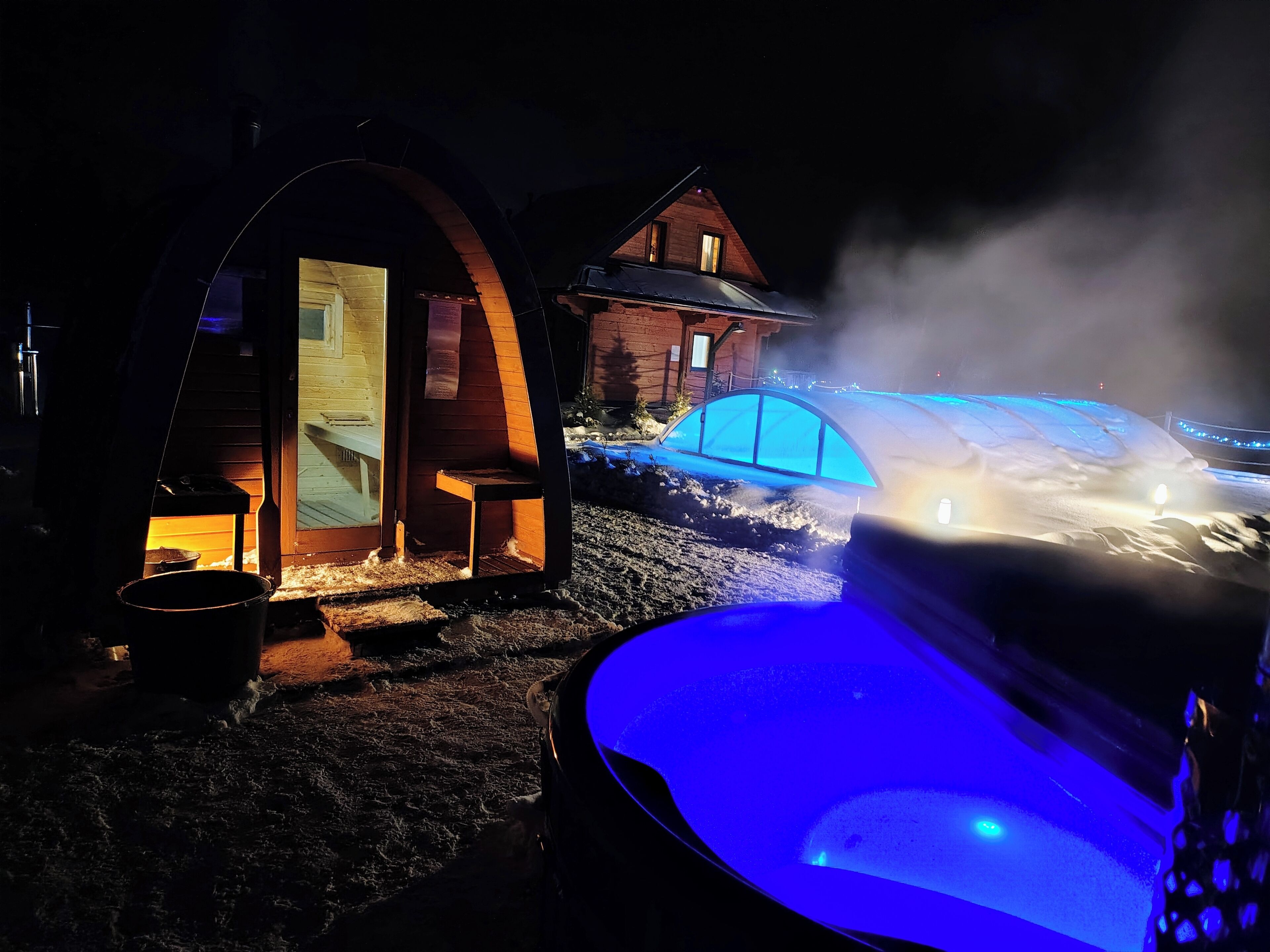 Outdoor spa tub
