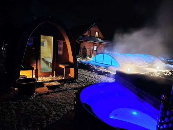 Outdoor spa tub
