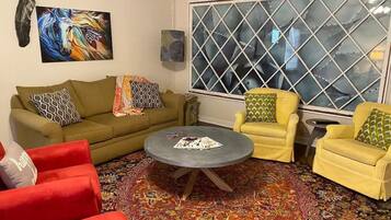 Smart TV, chimenea, libros