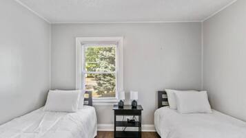 3 habitaciones, escritorio y tabla de planchar con plancha