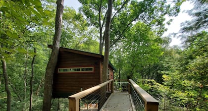 Dreamy Treehouse Getaway ~Dog Friendly~Disc Golf