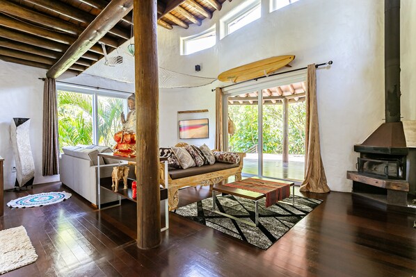 Exclusive Villa | Living area | TV, fireplace - Stupa EcoVila (Imbituba)