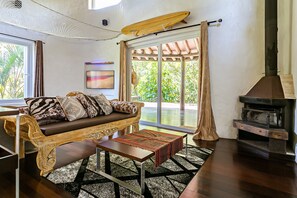 Exclusive Villa | Living area | TV, fireplace - Stupa EcoVila (Imbituba)