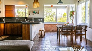 Una cocina moderna con armarios de madera, una isla central e iluminación colgante.