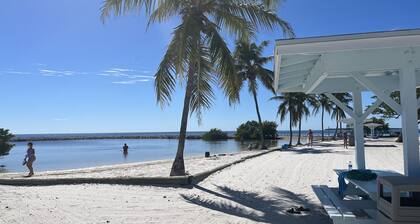 Beautifully Landscaped resort home pool, hottub, fire pit & more!