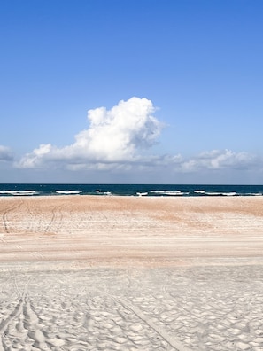 Playa en los alrededores, camastros y toallas de playa