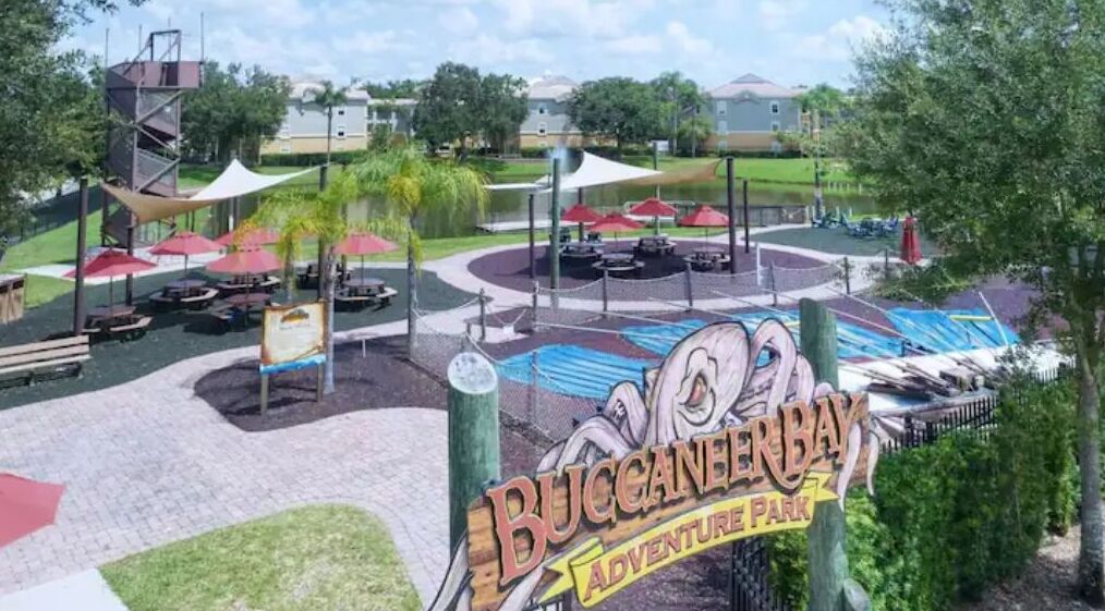 Entrada a un parque temático, con un letrero que dice "BUCCANEER BAY Adventure Park".