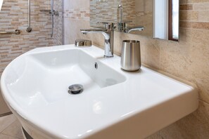 Een douche, een haardroger, een bidet, handdoeken