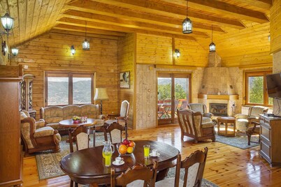 Mountain Villa Goldilocks with Interior Pool