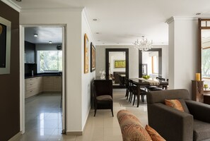 Smart-TV, Bücher, Stereoanlage