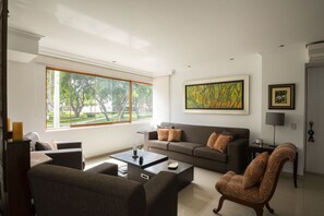 Smart-TV, Bücher, Stereoanlage