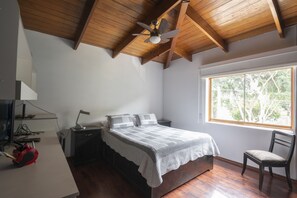 3 habitaciones, escritorio y tabla de planchar con plancha 