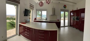 Réfrigérateur, plaque de cuisson, lave-vaisselle, cafetière/bouilloire