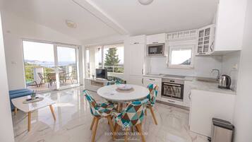 Kühlschrank, Mikrowelle, Ofen, Geschirrspüler