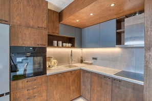 Kühlschrank, Ofen, Herdplatte, Wasserkocher mit Kaffee-/Teezubehör