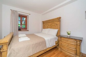 4 bedrooms, iron/ironing board, WiFi, bed sheets