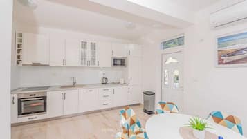 Kühlschrank, Mikrowelle, Ofen, Geschirrspüler