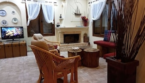 Una Smart TV, una chimenea