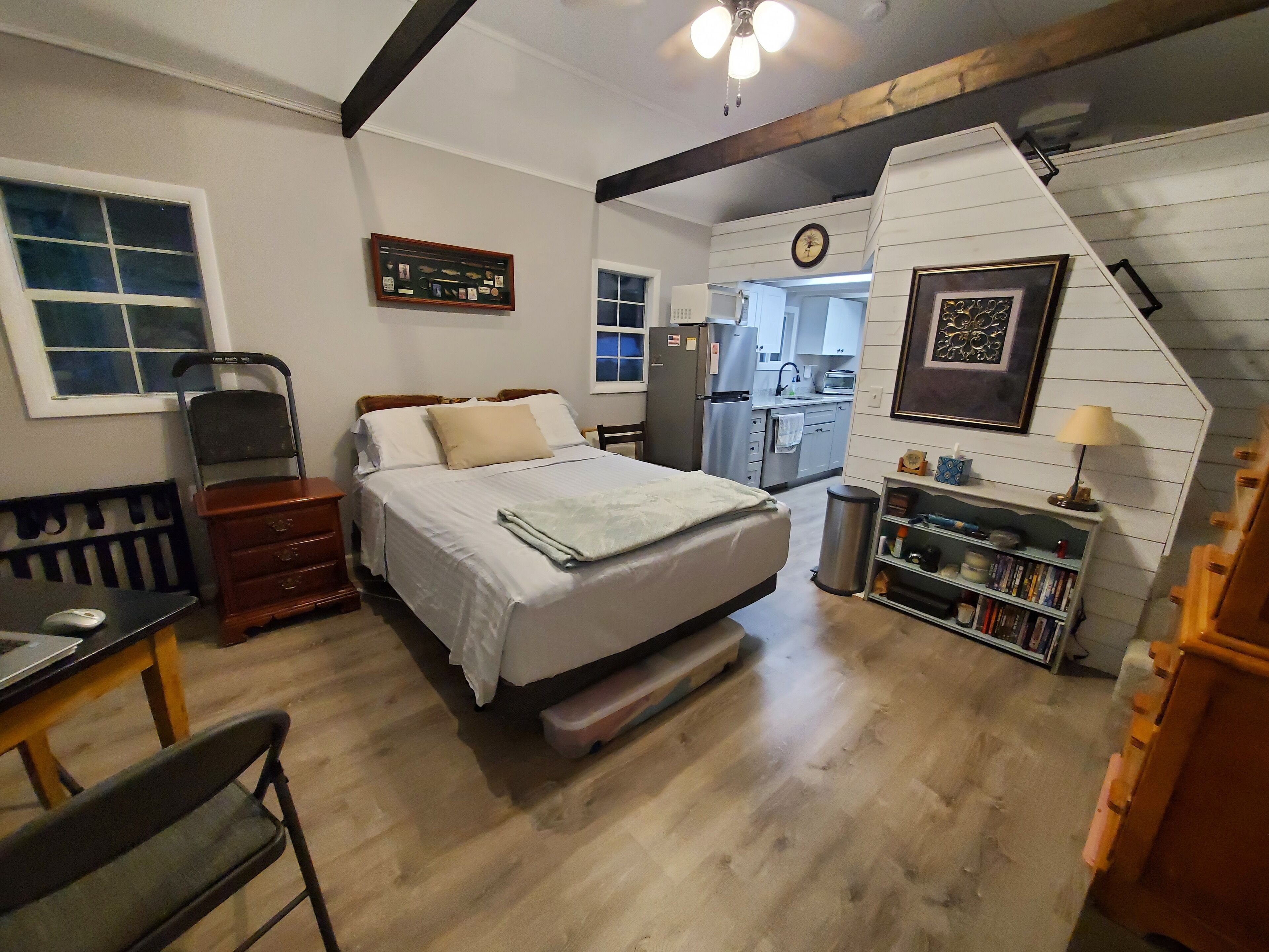2 bedrooms, internet, bed sheets