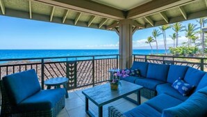 Zona relax all'aperto coperta con vista sull'oceano.