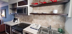 Frigorifero, microonde, forno, piano cottura