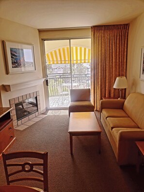 Televisión de pantalla plana, chimenea y videojuegos 