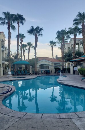 Alberca al aire libre y alberca climatizada