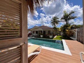 Una piscina al aire libre
