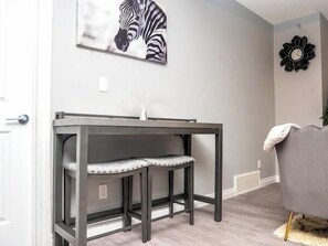 Interior - Cozy 1-bedroom suite close to West Edmonton Mall (Edmonton)