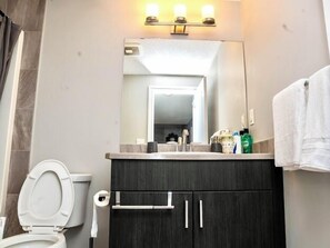 Ensemble douche/baignoire, sèche-cheveux, serviettes fournies, savon