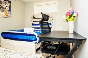 1 bedroom, desk, iron/ironing board, free WiFi - Cozy 1-bedroom suite close to West Edmonton Mall (Edmonton)