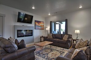 Smart TV, fireplace - 3B/4Ba, Townhome 22 at Waterdance for 12, year-round pools + rec center (Garden City)