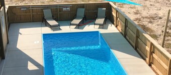Charming Carova Cottage on 4x4 beach, Heated Pool, Hot Tub, Close Beach Access.