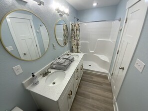 Duschwanne, Haartrockner, Handtücher