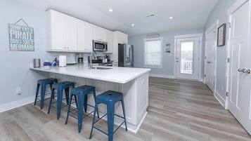 Een koelkast, een microgolfoven, een oven, een kookplaat