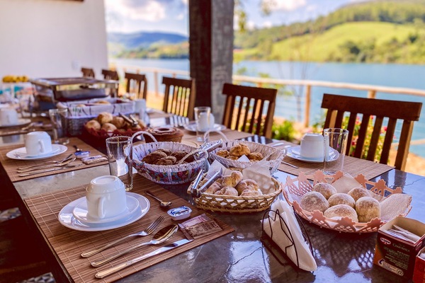 Café da manhã com buffet grátis todos os dias