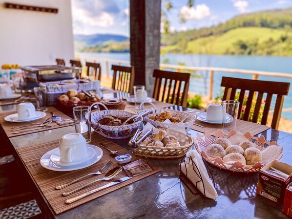 Buffet déjeuner gratuit tous les jours